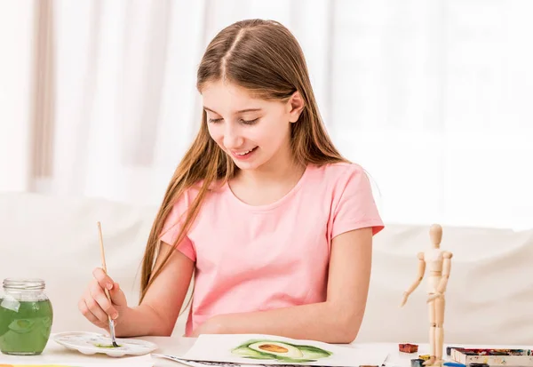 Girl drawing from figure with paint — Stock Photo, Image