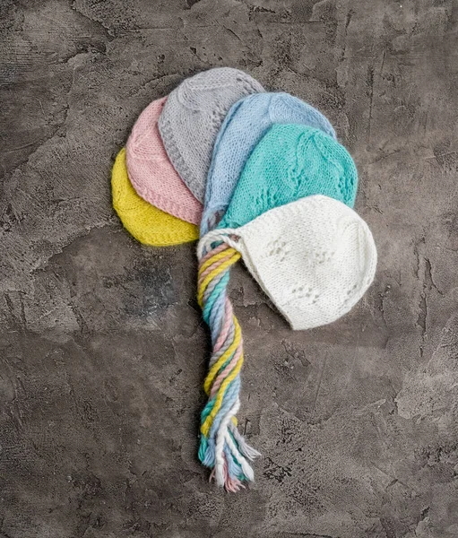 新生児の柔らかいニット帽子のセット — ストック写真