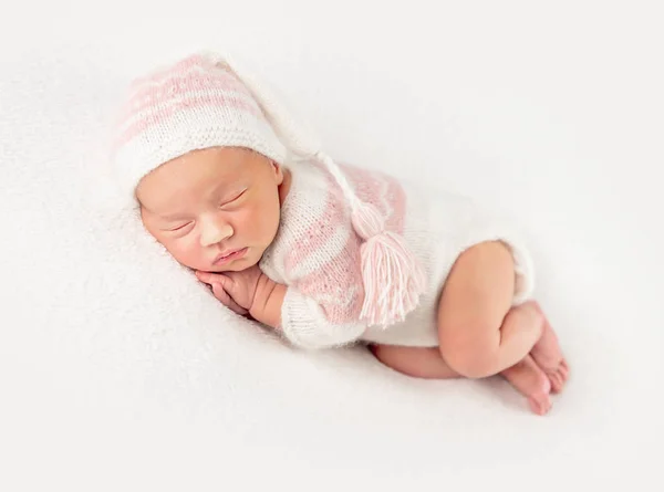 Baby flicka i stickad kostym och hatt — Stockfoto