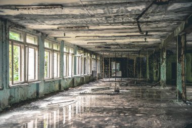 kırık pencere çerçeveleri ve enkaz ile kasvetli koridor