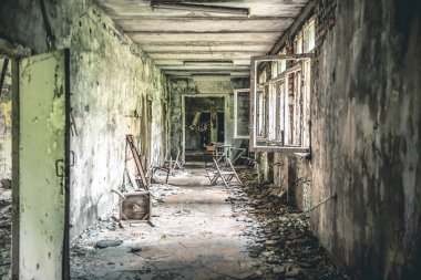 çalışma masaları ve karatahtalar Pripyat okulun yıkık Sınıf Oda