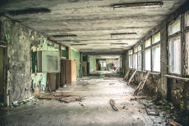 çalışma masaları ve karatahtalar Pripyat okulun yıkık Sınıf Oda