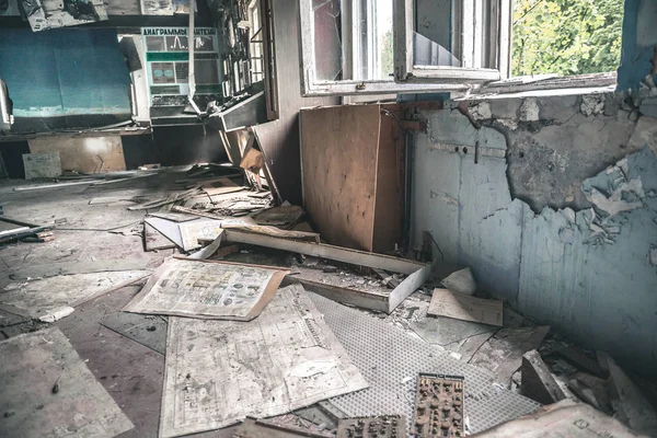 Elhagyatott technikai szoba a rendetlenség a Pripjaty — Stock Fotó
