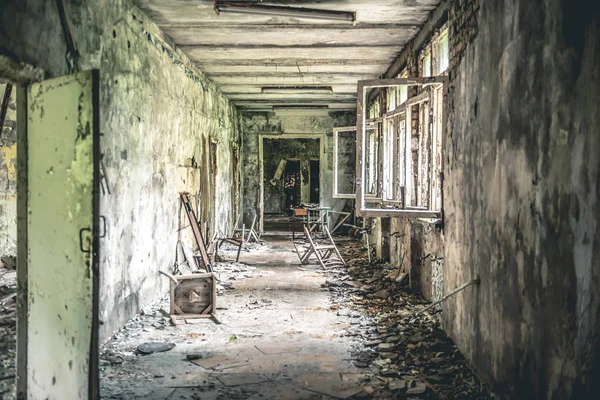 Zerstörtes Klassenzimmer mit Schreibtischen und Tafeln in Pripjat-Schule — Stockfoto