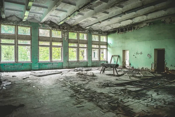 Ruined school gym with sports equipment remains in Pripyat — Stock Photo, Image