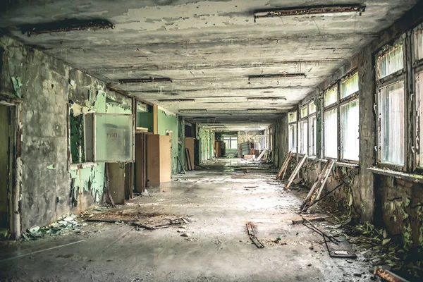 Sala de clase en ruinas con escritorios y pizarras en la escuela Pripyat — Foto de Stock