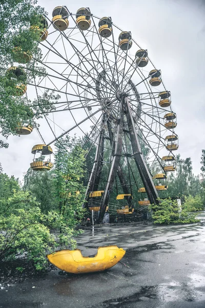 Obsolete ferris wheel in Pripyat park — Stock Photo, Image