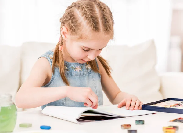 Criança aprendendo a desenhar com pastel seco — Fotografia de Stock