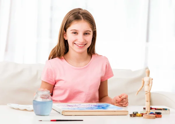 Tiener is blij met haar lakwerk — Stockfoto