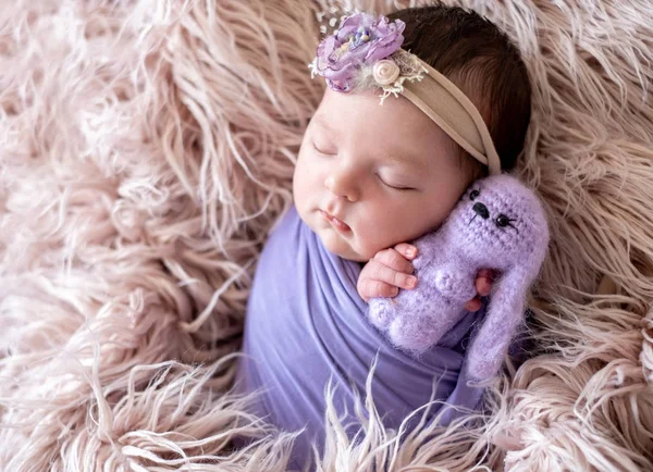 Pequeno bebê docemente dormindo — Fotografia de Stock