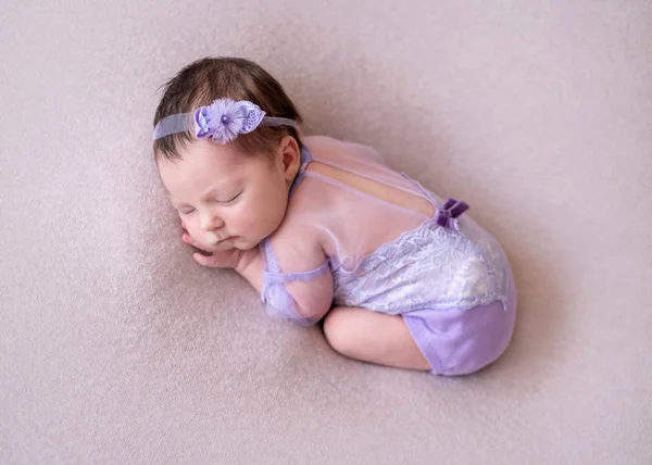 Pequeno bebê docemente dormindo — Fotografia de Stock