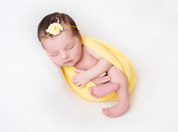 Pequeño bebé durmiendo dulcemente — Foto de Stock