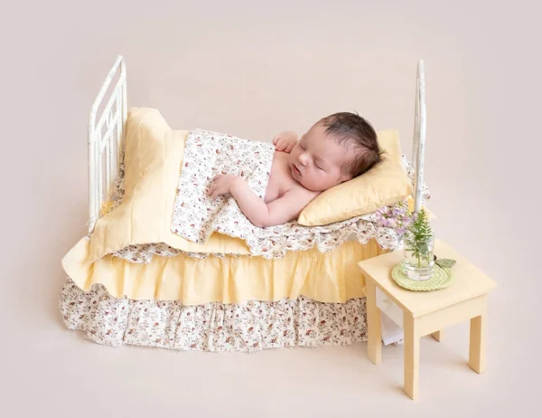 Pequeño bebé durmiendo dulcemente — Foto de Stock