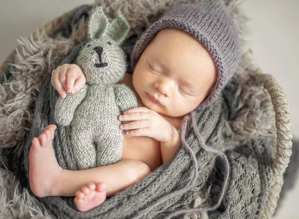 Pequeno bebê docemente dormindo — Fotografia de Stock