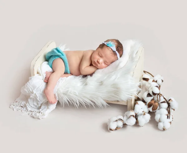 Piccolo bambino che dorme dolcemente — Foto Stock