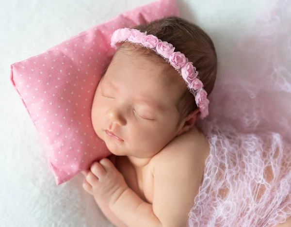 Pequeno bebê docemente dormindo — Fotografia de Stock