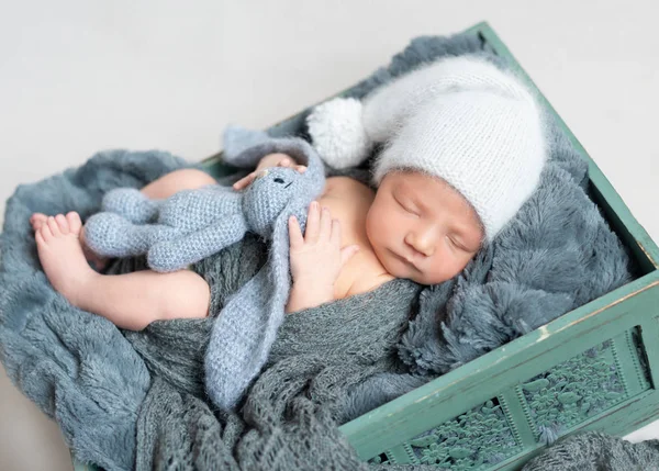 Pequeno bebê docemente dormindo — Fotografia de Stock