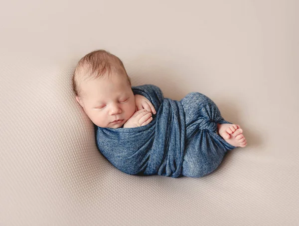 Kleine baby zoet slapen — Stockfoto