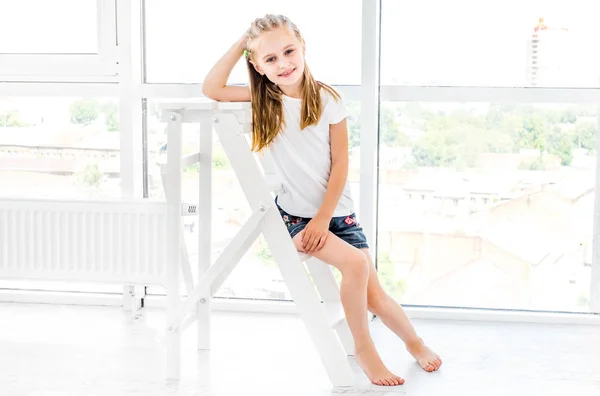 Preteen menina descansando na escada — Fotografia de Stock