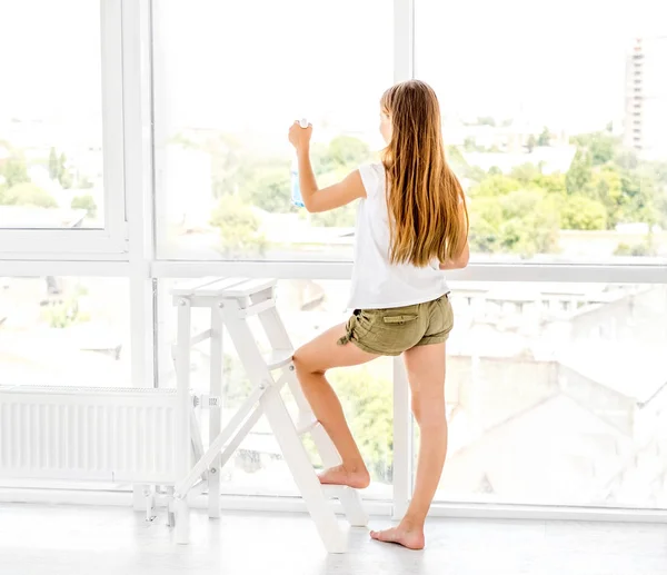 Adolescente chica limpieza ventana de escalera — Foto de Stock