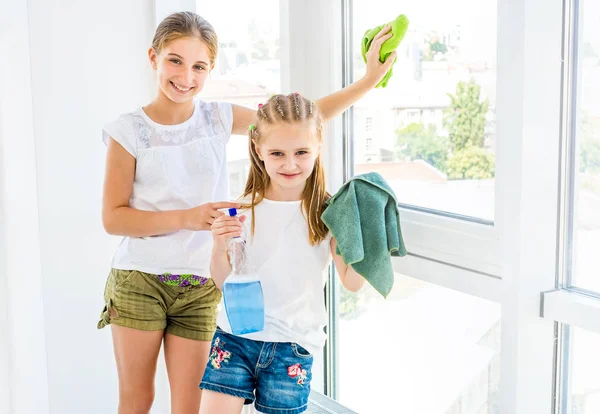 Crianças ajudando os pais com a limpeza — Fotografia de Stock