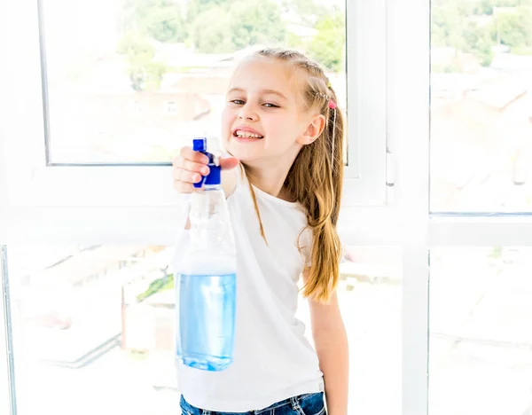 Felice bambina che tiene spray per la pulizia — Foto Stock