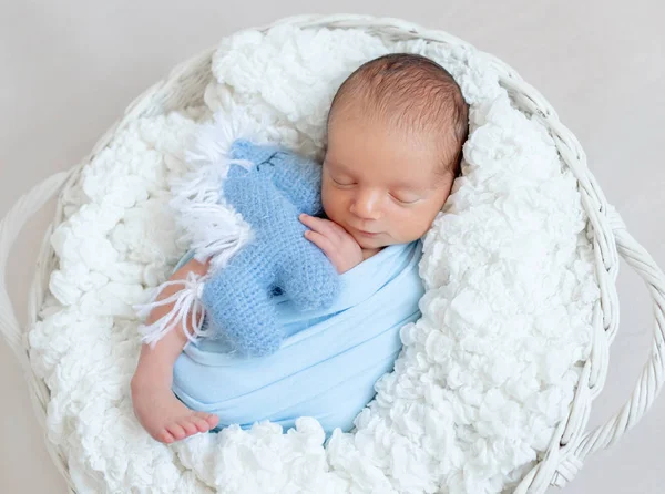 Pequeno bebê docemente dormindo — Fotografia de Stock