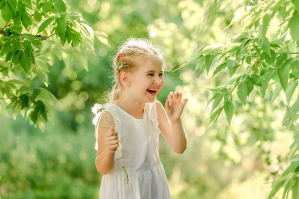 美しい野生の花を持つ小さな女の子 — ストック写真