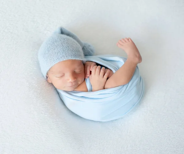 Pequeño bebé durmiendo dulcemente —  Fotos de Stock