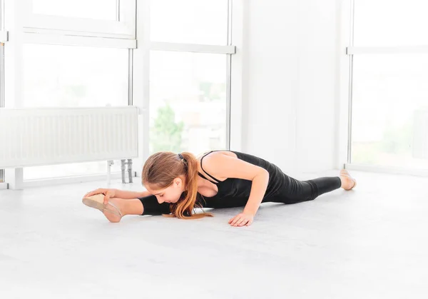 Teenie-Mädchen macht Fitness für Tänzer — Stockfoto