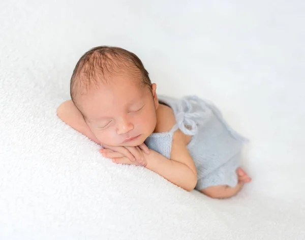 Pequeño bebé durmiendo dulcemente —  Fotos de Stock