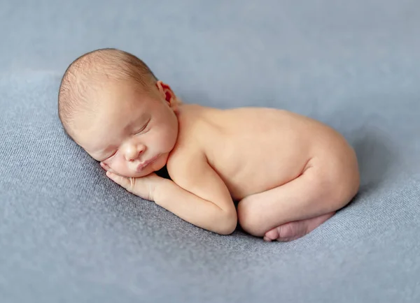 Pequeño bebé durmiendo dulcemente —  Fotos de Stock