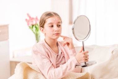 Aynaya bakarak suçiçeği kızla