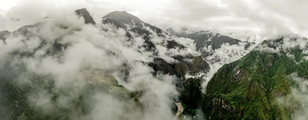 Pemandangan udara Machupicchu dengan awan — Stok Foto