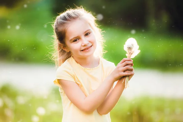Cute Little Girl zbieranie kwiatów — Zdjęcie stockowe