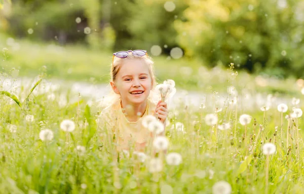 Dětská holka, co hraje na zeleném poli — Stock fotografie