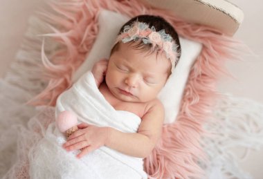 bebek yatağında uyuyan yenidoğan