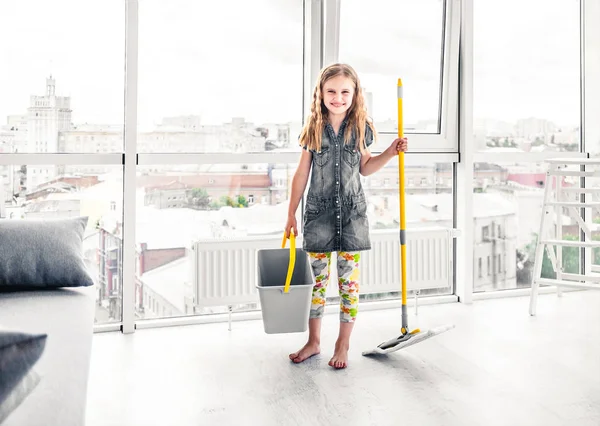 Menina moping chão na sala de estar — Fotografia de Stock