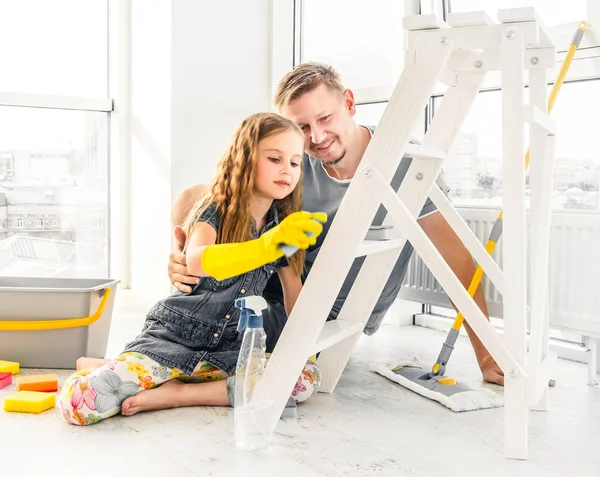 Μικρό κορίτσι βοηθώντας τον μπαμπά στο καθάρισμα — Φωτογραφία Αρχείου