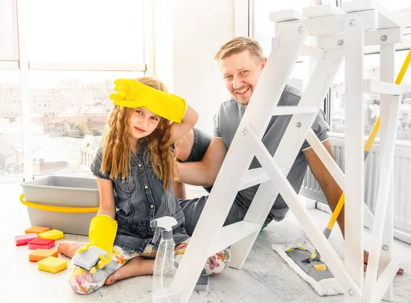 Pai e filha em pausa de limpeza — Fotografia de Stock