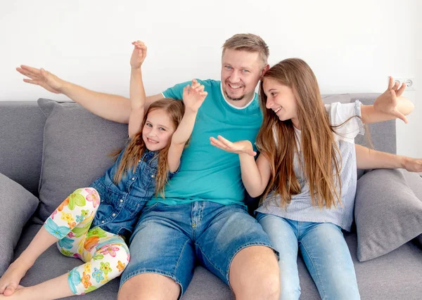 Vader en zijn twee lachende dochters — Stockfoto