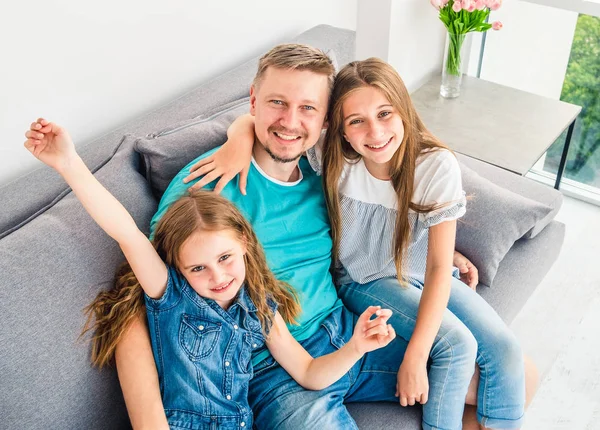 Папа с дочерьми наслаждаются выходными в помещении — стоковое фото
