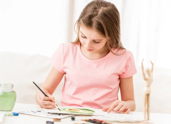 ペイントで図を描いている女の子 — ストック写真