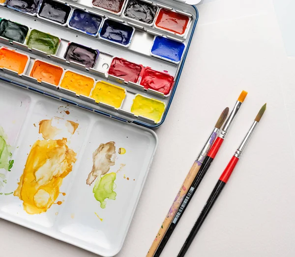 Scatola colorata con pennelli — Foto Stock