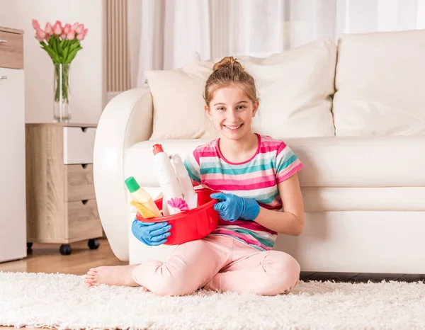 Menina com conjunto de ferramentas de limpeza — Fotografia de Stock