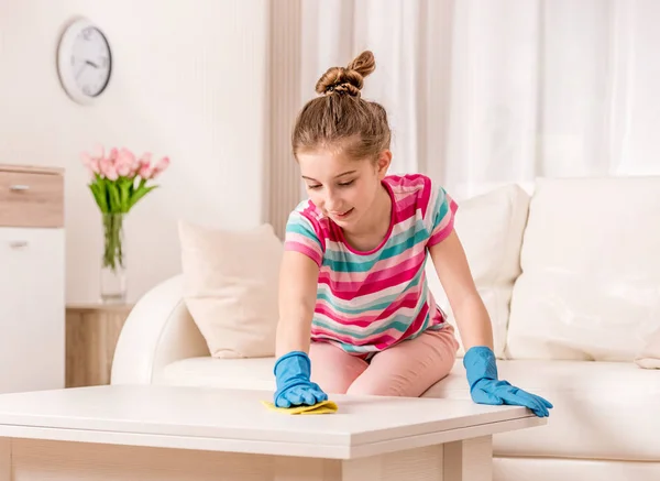 Mesa de limpieza adolescente en la sala de estar — Foto de Stock