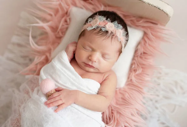 Pasgeboren slapen op baby bed — Stockfoto