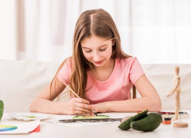 Kız boya ile figür çizim