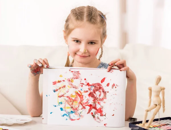 Vor-Teenager-Kind zeigt ihre Handflächenzeichnung — Stockfoto