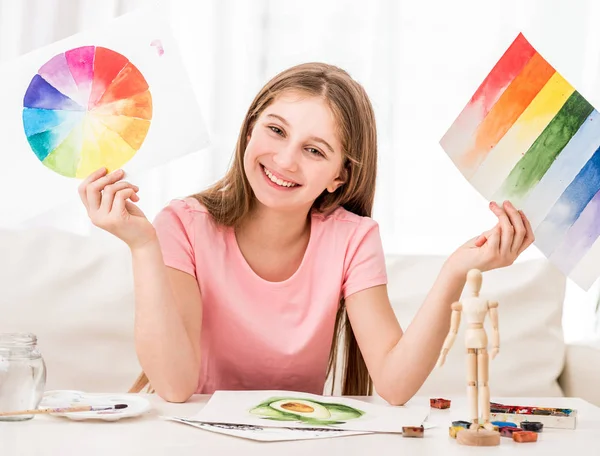 Menina mostrando sua coleção aquarela pintada — Fotografia de Stock